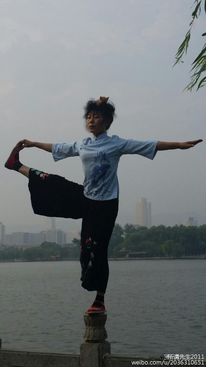 Une personne âgée joue les acrobates dans le Shandong