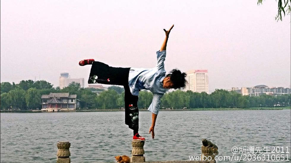 Une personne âgée joue les acrobates dans le Shandong