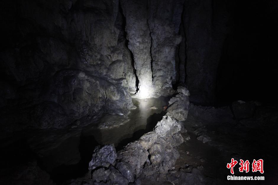 L’embut au fond de la grotte fournit une source d’eau potable.