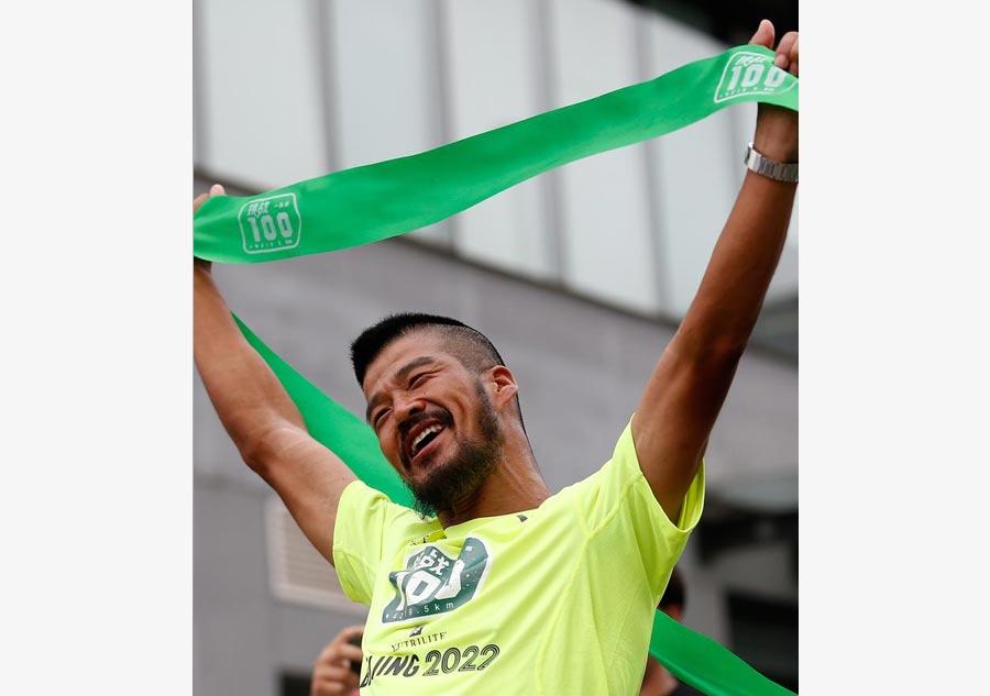 Un coureur termine 100 marathons