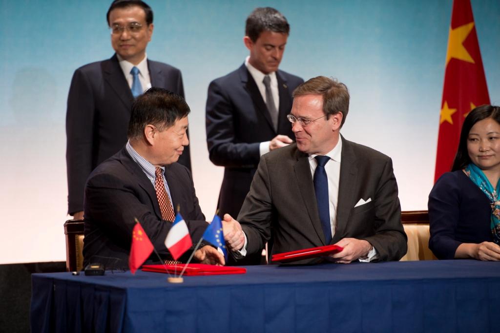 Christophe Bavière, CEO d'Idinvest Partners serre la main avec Tianyi WANG, CEO de CIIC.