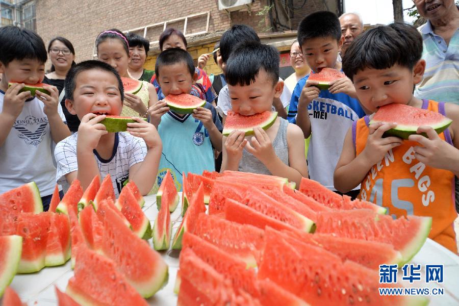Les résidents du quartier de Qinhe à Handan (province du Hebei) participent au concours du plus gros mangeur de melons, le 13 juillet 2015.