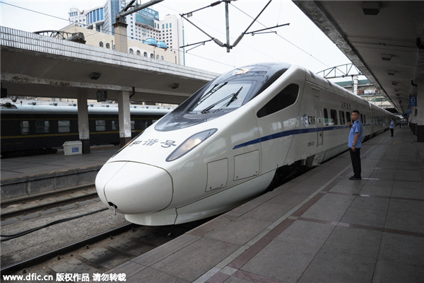 Un TGV quitte Harbin, la capitale de la province du Heilongjiang (nord de la Chine), lundi à 5h18, pour rejoindre la ville de Qiqihar. Pour les premiers essais du chemin de fer à grande vitesse dans le nord du pays. La province du Heilongjiang est connue pour ses hivers rigoureux. [Photo/IC]