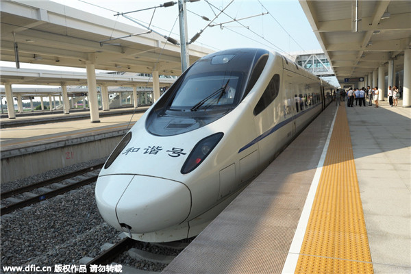 Le train arrive en gare de Qiqihar à 7h02. En Chine, le plus septentrional des chemins de fer à grande vitesse sera officiellement mis en service en août, après plus de cinq ans de construction et 281 kilomètres de parcours. [Photo/IC]