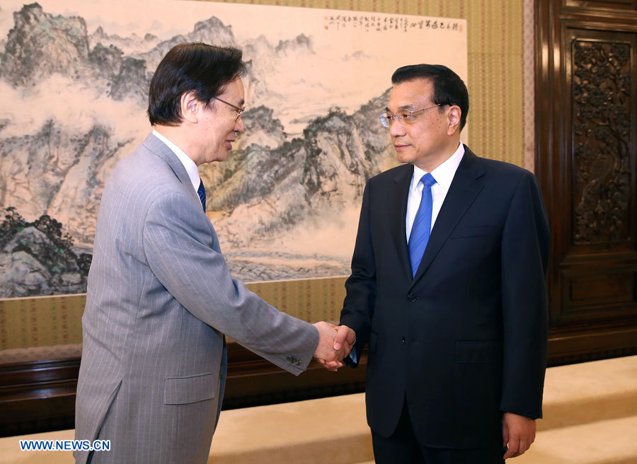 Li Keqiang rencontre le chef du Conseil de sécurité nationale japonaise
