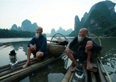 La vie de vedette de deux grands-pères sur la rivière Lijiang