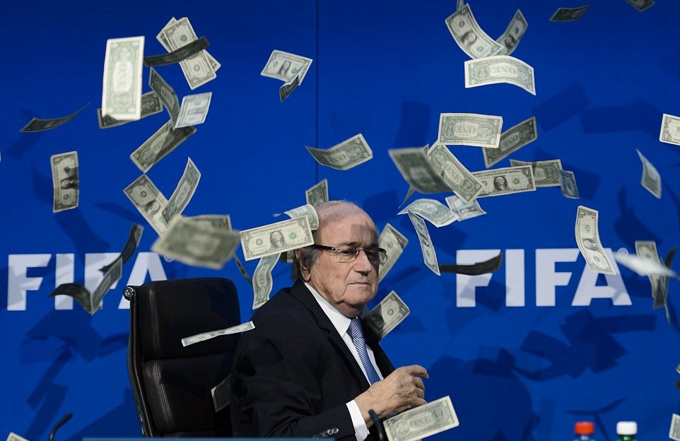 FIFA : Sepp Blatter agressé à coup de dollars