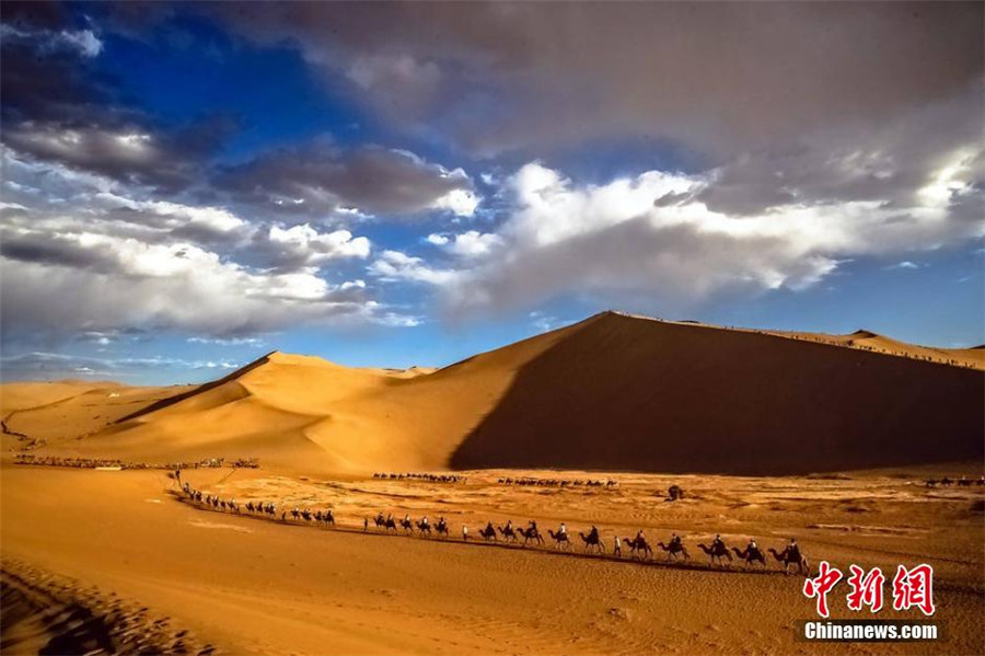 Gansu : de longues caravanes de touristes sur les dunes de Dunhuang