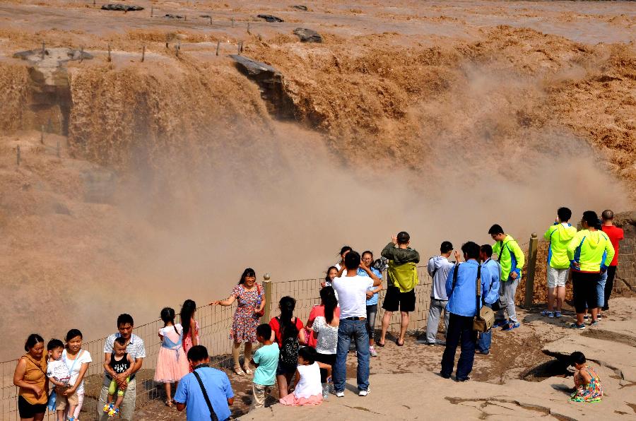 Le nombre de touristes de la cascade Hukou augmente lors de la saison de crue