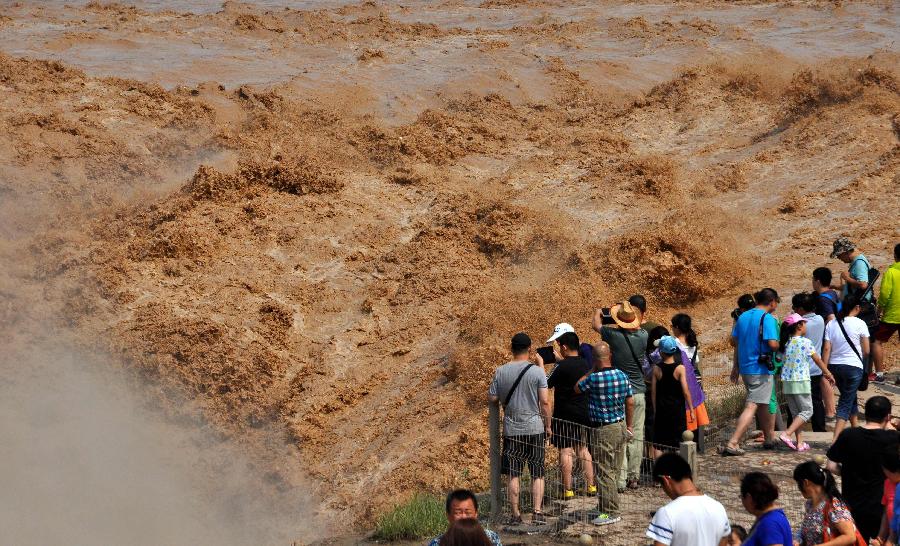 Le nombre de touristes de la cascade Hukou augmente lors de la saison de crue