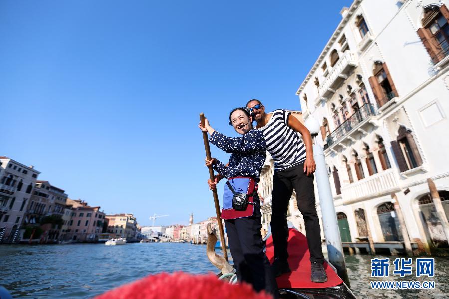 Une Chinoise chante sur une gondole à Venise