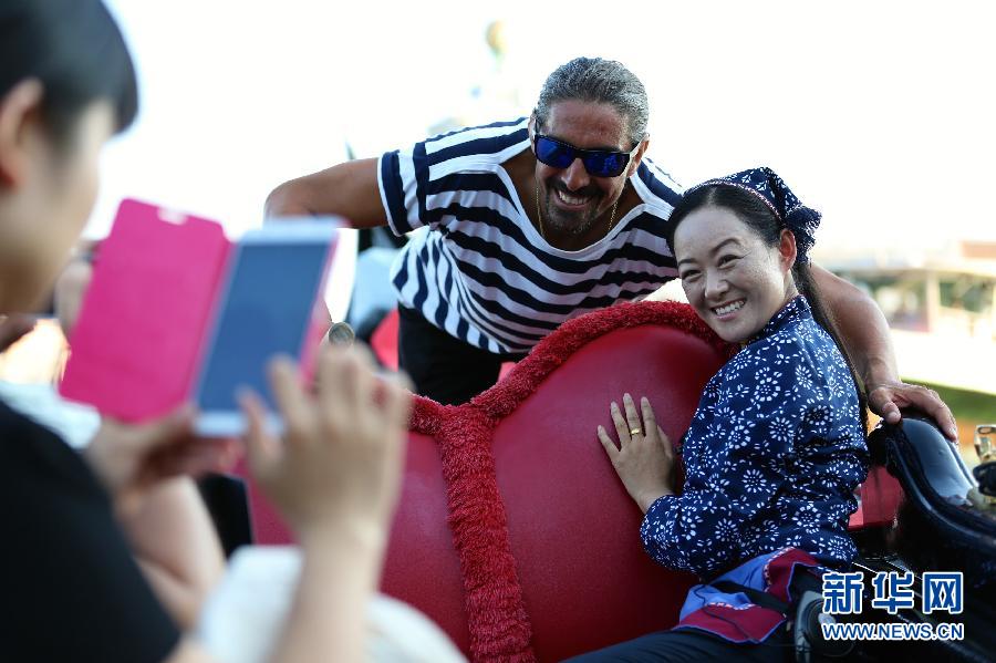 Une Chinoise chante sur une gondole à Venise