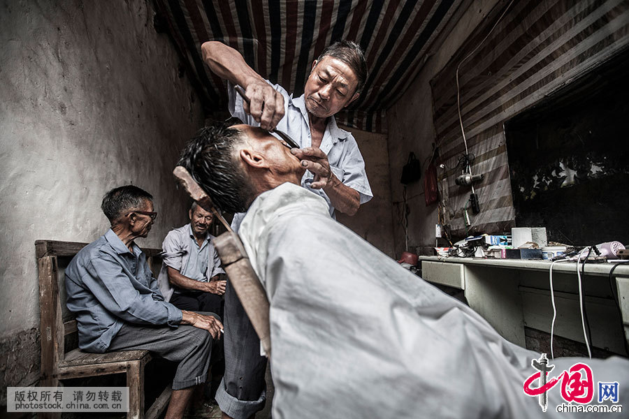 Lai Xuexian, barbier sexagénaire dans une vieille ville du Jiangxi