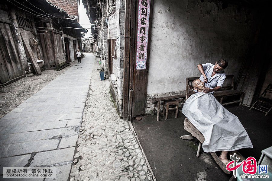 Lai Xuexian, barbier sexagénaire dans une vieille ville du Jiangxi