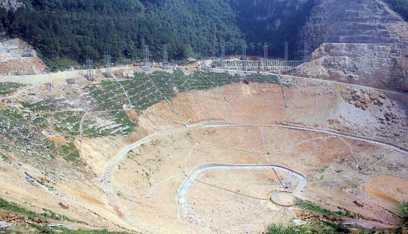 Photo prise le 16 juillet 2014, montrant le site de construction du plus grand radiotélescope du monde, profondément implanté dans les montagnes de la province du Guizhou, dans le sud-ouest de la Chine. [Xinhua]