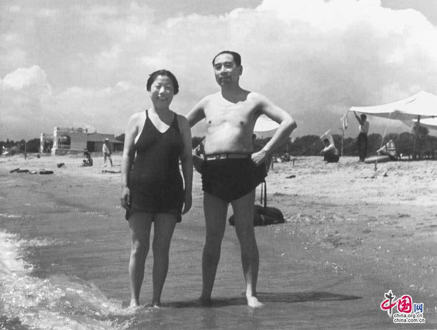 Zhou Enlai et son épouse Deng Yingchao sur la plage de Beidaihe.