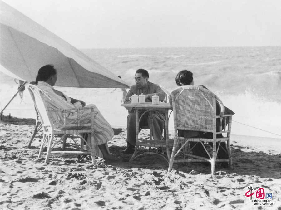 Zhou Enlai et Mao Zedong bavardent sur la plage de Beidaihe en 1954.