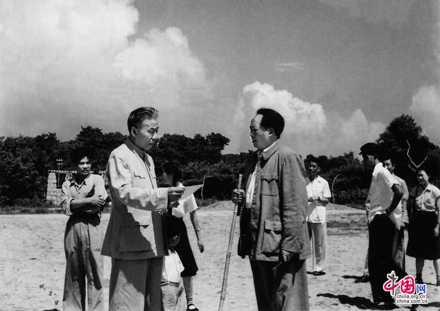 Mao Zedong et Liushaoqi sur la plage de Beidaihe en 1954.