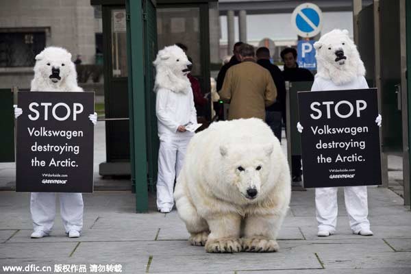 Cette image d’archives, distribuée par Greenpeace, montre des manifestants en costumes d'ours polaires lors de la 90e édition de l'European Motorshow Brussels, à Bruxelles Expo, le 12 janvier 2012. [Photo / IC]