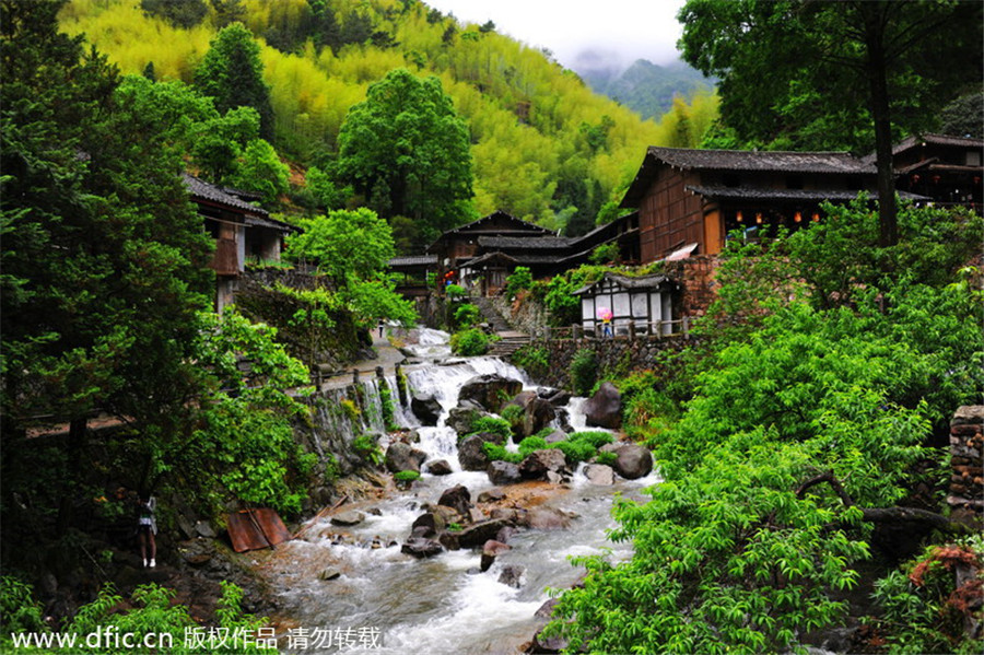 1. La rivière Nanxi, qui est située dans le nord de Wenzhou, province du Zhejiang, est célèbre pour son eau propre, ses rochers exceptionnels, ses cascades et ses villages anciens. L'endroit est surnommé le berceau de la peinture chinoise de paysages. 