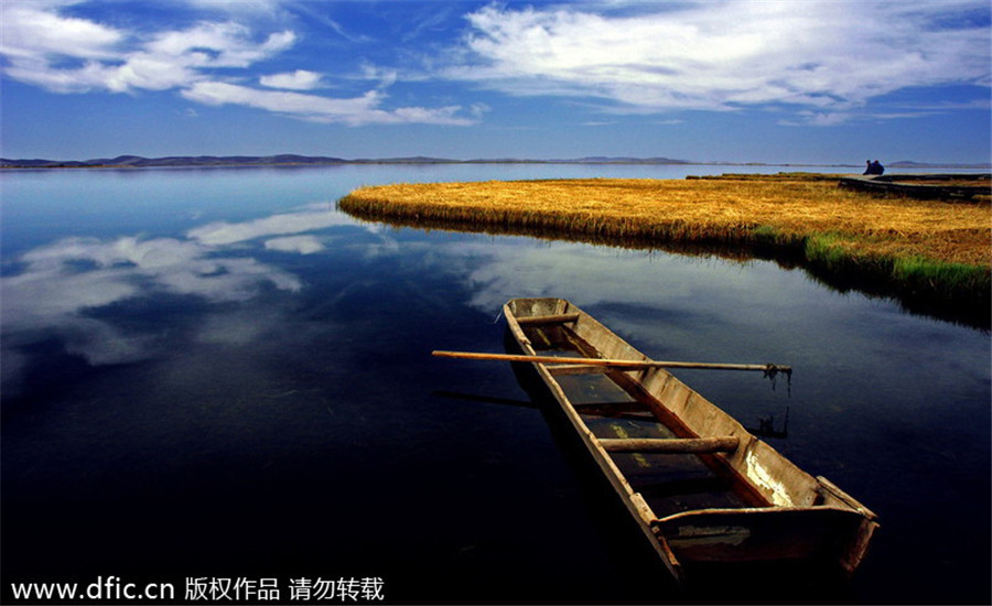 2. Si vous croyez que le paradis existe, alors visitez le lac Ruoergai, dans la province du Sichuan. Le lac est d'un bleu pur, et il est parsemé de diverses espèces de fleurs. Le lac est aussi pittoresque qu'il est possible d'imaginer, et juin est le meilleur moment de l'année pour s'y rendre.