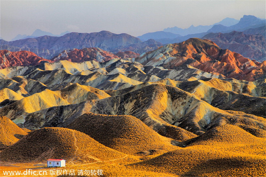 6. Vue des formations rocheuses colorées du Parc géologique de reliefs Danxia, dans la province du Gansu, en Chine du Nord-Ouest. En tant qu'arrêt le long de la route de la Soie, le Gansu est réputé pour ses diverses merveilles naturelles. Zhangye est renommé pour son relief Danxia, ou grès.