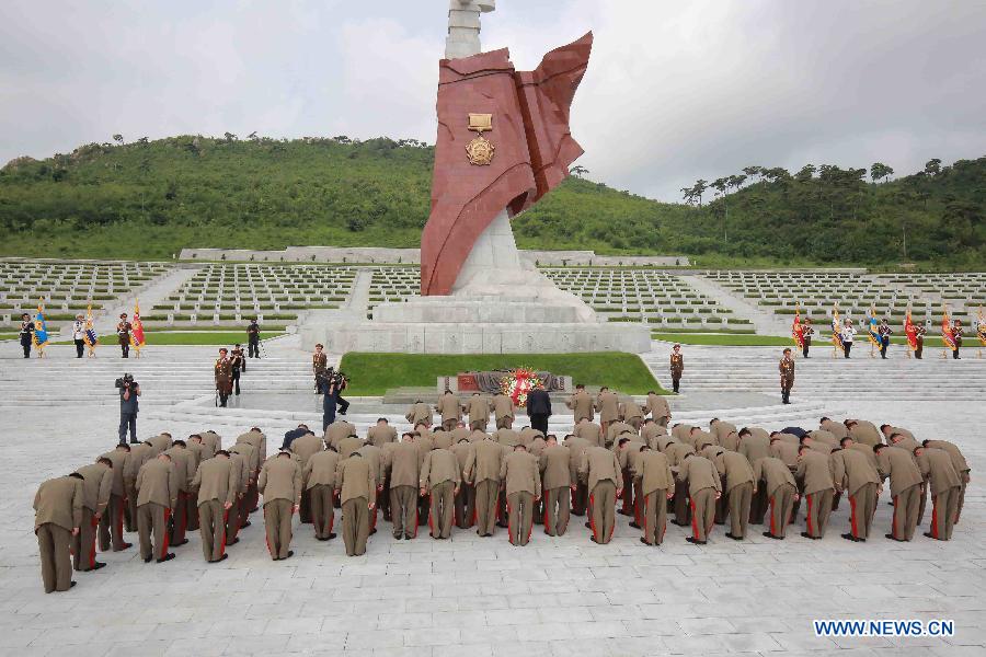 Kim Jong Un envoie une gerbe de fleurs au cimetière de l'Armée des volontaires du peuple chinois 