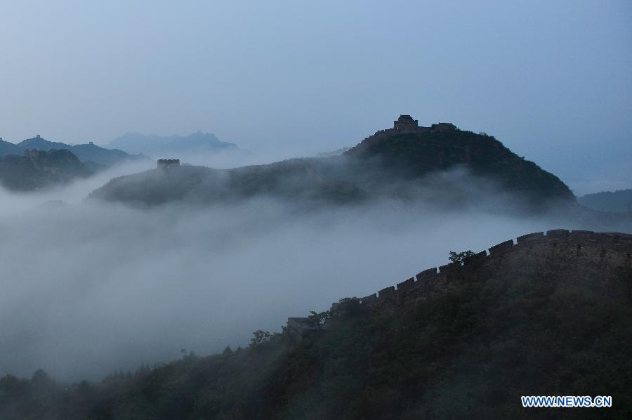La section Jinshanling de la Grande Muraille de Chine dans une mer de nuages