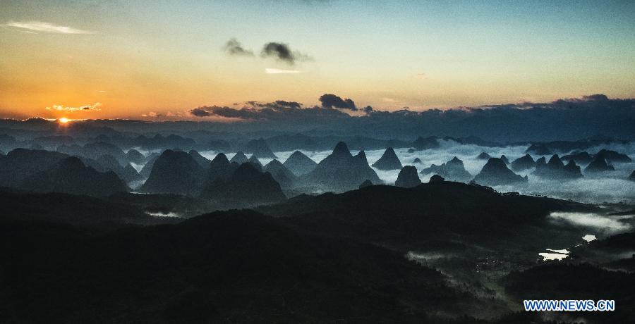 Une mer de nuages autour de montagnes dans le Guangxi