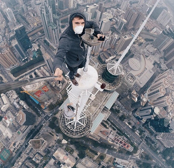  Des selfies de jeunes Russes et Chinois du haut des gratte-ciel