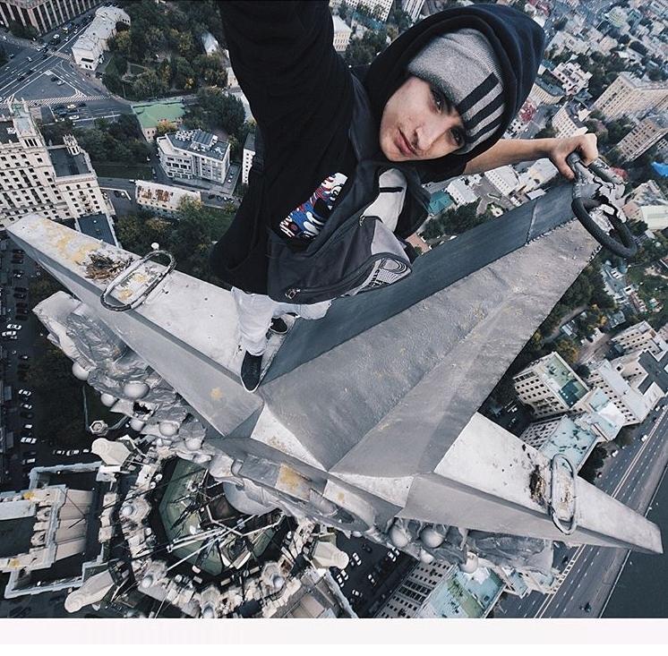  Des selfies de jeunes Russes et Chinois du haut des gratte-ciel