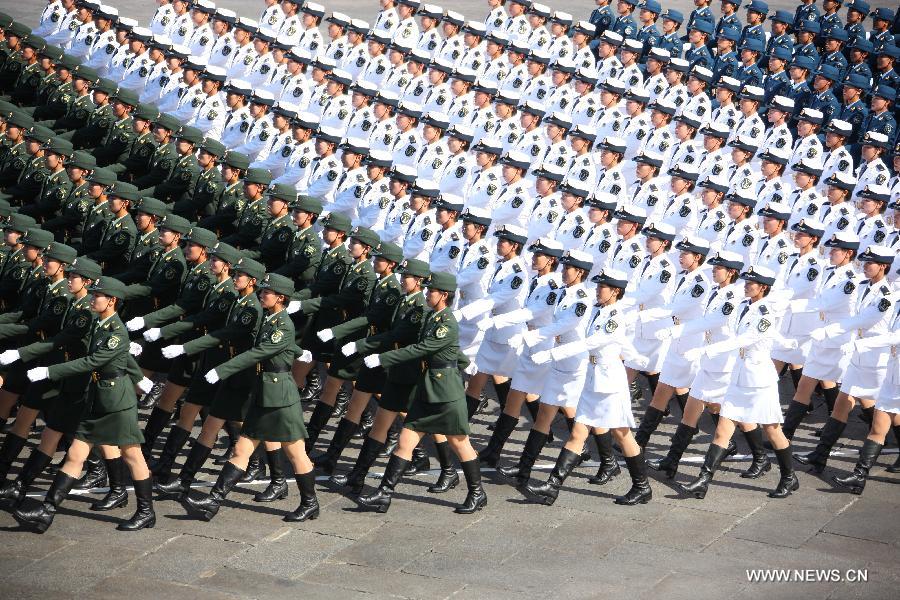 En 2009, des soldates de l'APL ont pris part à un défilé pour célébrer le 60e anniversaire de la fondation de la République populaire de Chine sur la place Tian'anmen à Beijing. [Photo/Xinhua]