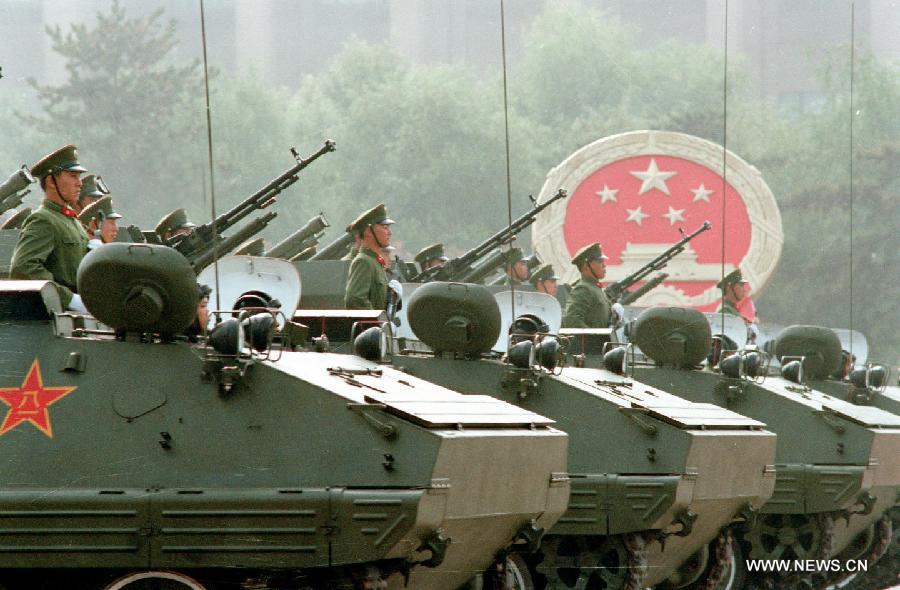 Ce cliché pris en 1984 montre des véhicules blindés et militaires, lors d’un défilé pour célébrer le 35e anniversaire de la fondation de la République populaire de Chine sur la place Tian'anmen. [Photo/Xinhua]