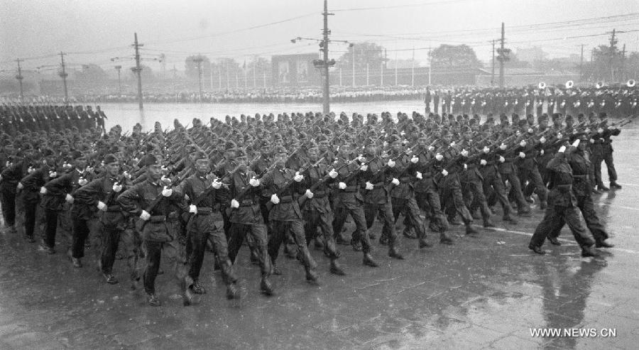 En 1956, défilé de militaires de l'Armée populaire de Libération (APL), à l’occasion du 7ème anniversaire de la fondation de la République populaire de Chine sur la place Tian'anmen. [Photo/Xinhua]