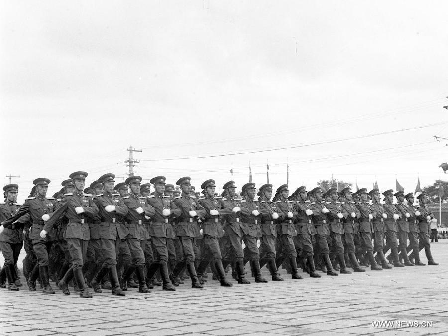 Cette image prise en 1955 montre des élèves officiers assistés à une parade dans le cadre du 6ème anniversaire de la fondation de la République populaire de Chine sur la place Tian'anmen de Beijing. [Photo / Xinhua]