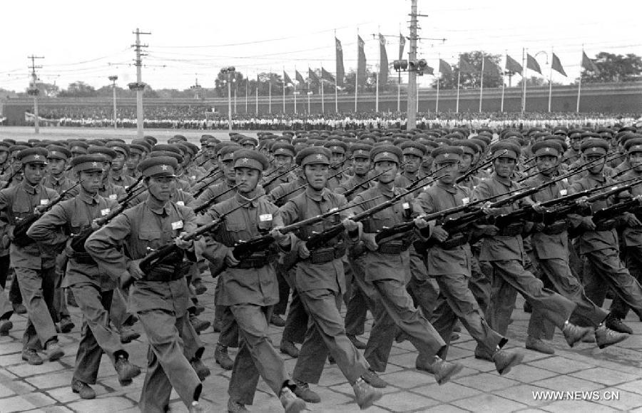 Des soldats de l'Armée populaire de Libération (APL), lors d’un défilé en 1954, pour célébrer le 5ème anniversaire de la fondation de la République populaire de Chine sur la place Tian'anmen. [Photo/Xinhua]
