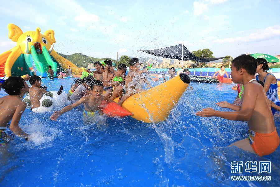 Photo prise le 28 juillet dans un parc aquatique du bourg de Shuibian au Jiangxi.