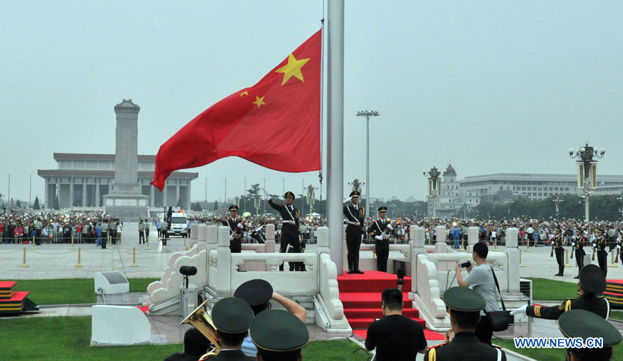 La cérémonie de lever du drapeau devient une célébration de la victoire de Beijing comme ville-hôte des JO d'hiver