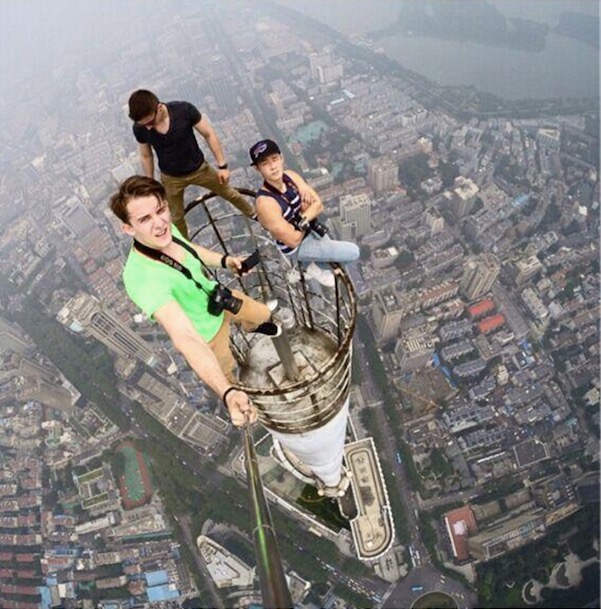 Selfies plongeants du haut des gratte-ciel de Nanjing