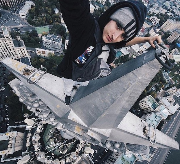 Selfies plongeants du haut des gratte-ciel de Nanjing