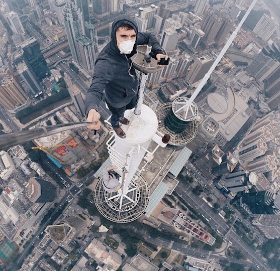 Selfies plongeants du haut des gratte-ciel de Nanjing