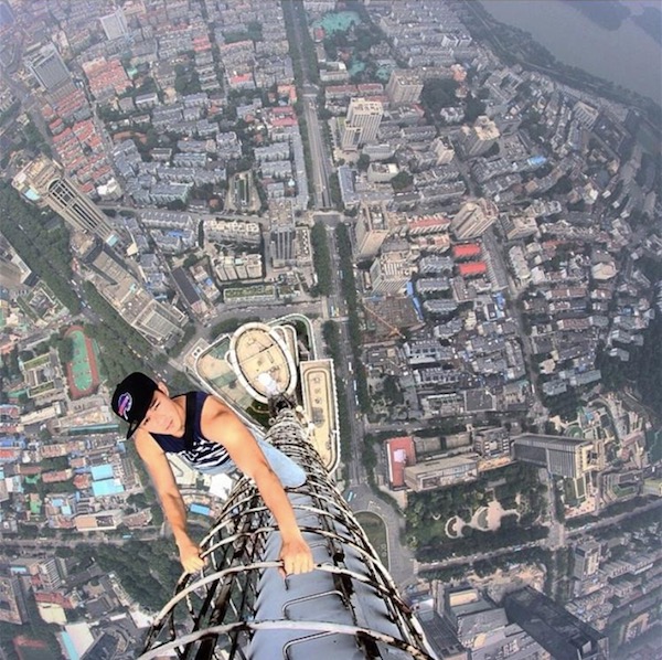 Selfies plongeants du haut des gratte-ciel de Nanjing