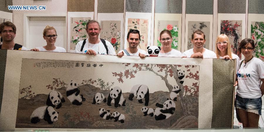 Pandas géants : 12 fans européens à Chengdu