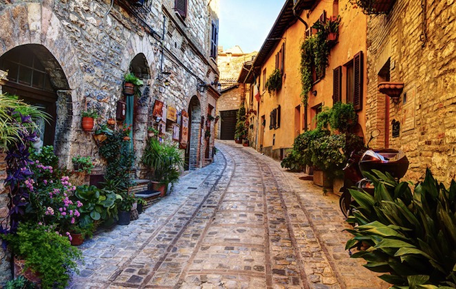 Une rue pavée à Spello (Italie), le 29 avril 2015.