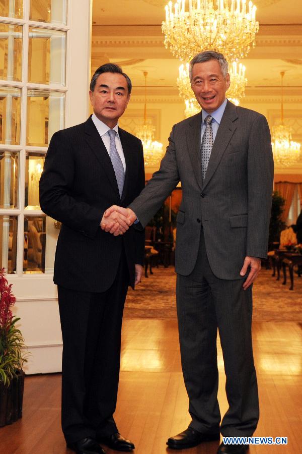 Le ministre chinois des Affaires étrangères Wang Yi (à gauche) et le Premier ministre singapourien Lee Hsien Loong (Xinhua/Then Chih Wey)