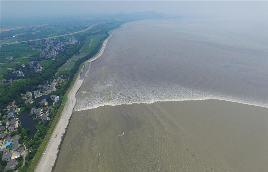Spectaculaire raz de marée dans le Zhejiang