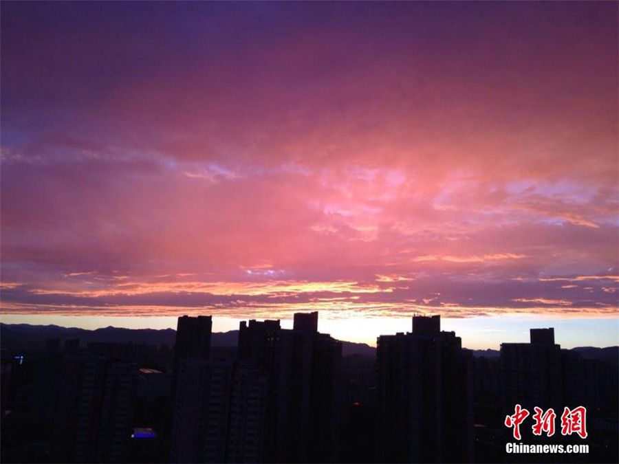 Beijing : un magnifique arc-en-ciel dans un ciel de feu