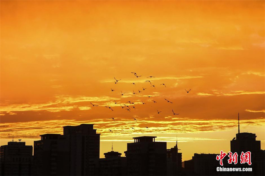 Beijing : un magnifique arc-en-ciel dans un ciel de feu