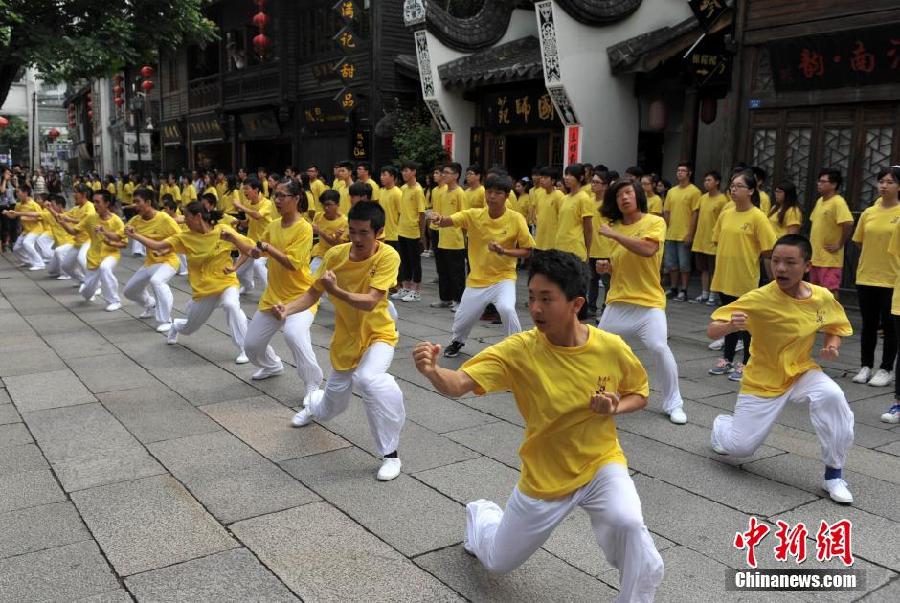 Plus de 600 jeunes chinois d'outre-mer organisent une flash mob à Fuzhou