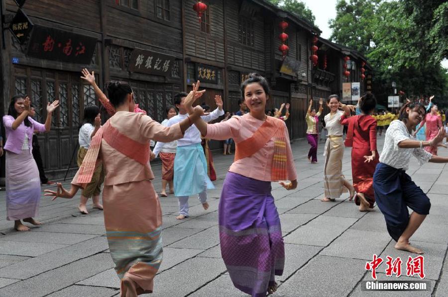Plus de 600 jeunes chinois d'outre-mer organisent une flash mob à Fuzhou